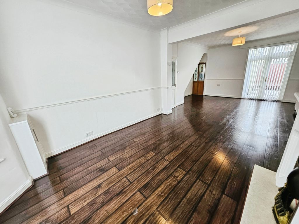Property photo 3 of 17 Lounge