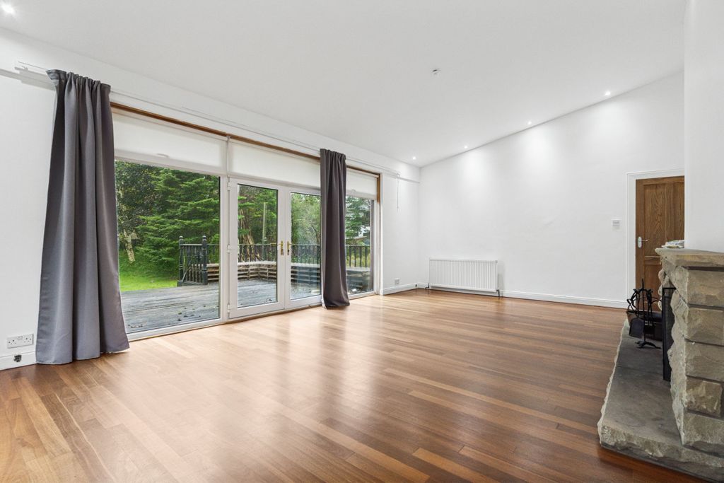 Property photo 2 of 28