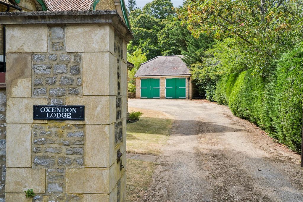 Property photo 2 of 27 Oxendon Lodge