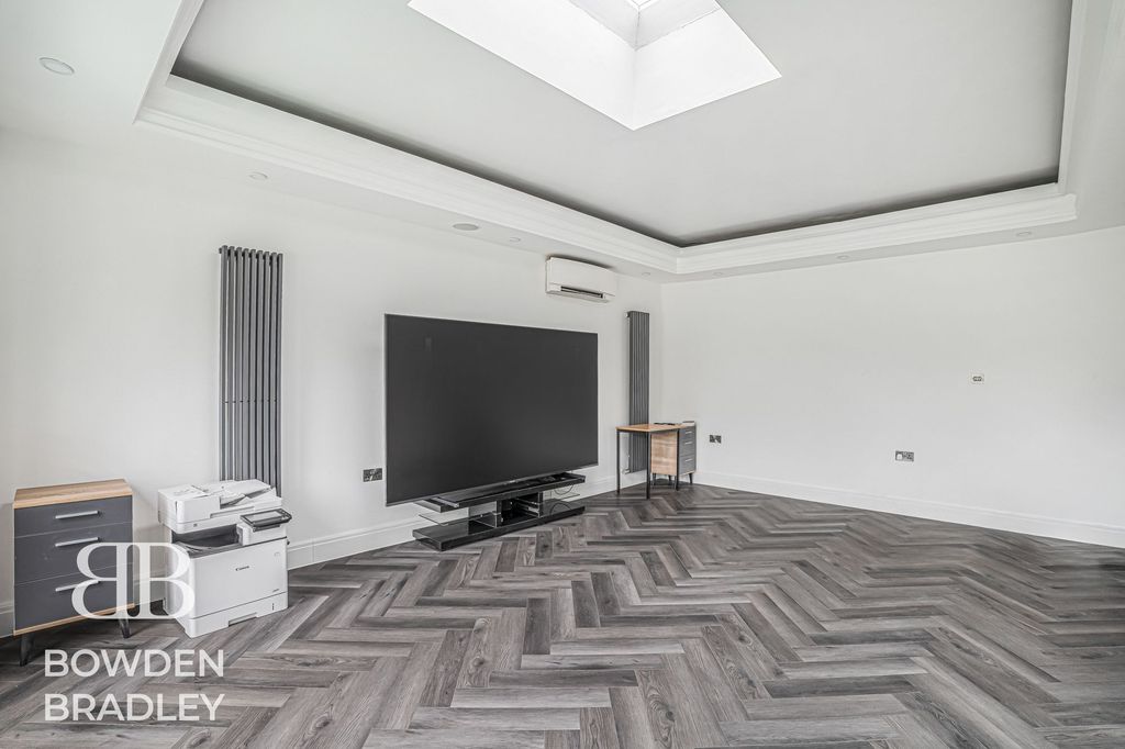 Property photo 3 of 24