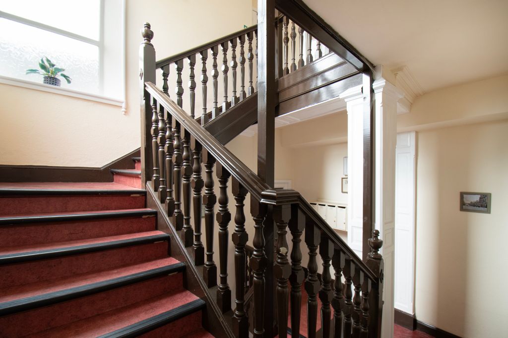 Property photo 3 of 18 Mutual Stairwell