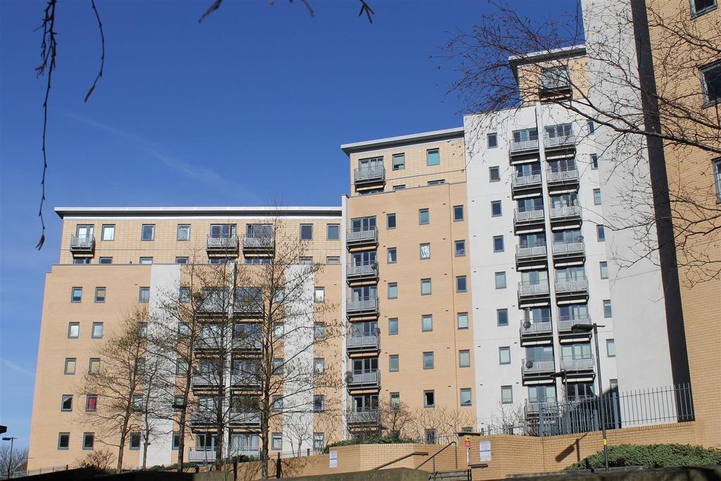 Property photo 1 of 8