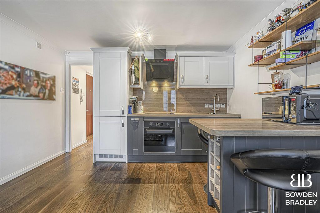 Property photo 3 of 11 Living Room/Kitchen