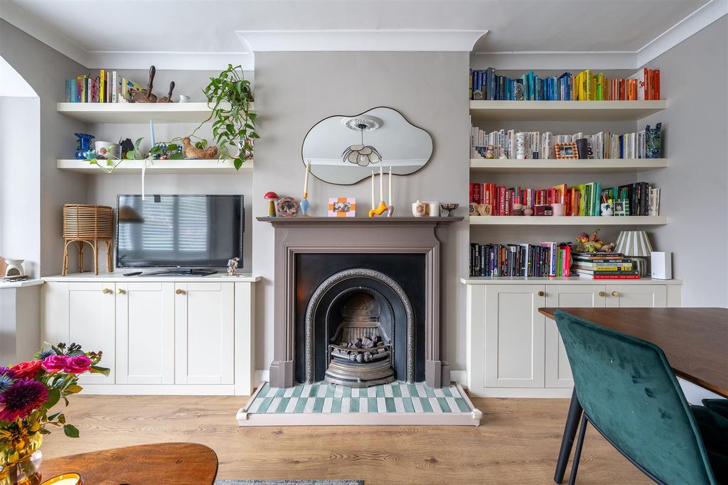 Property photo 3 of 19 32, Forest Court