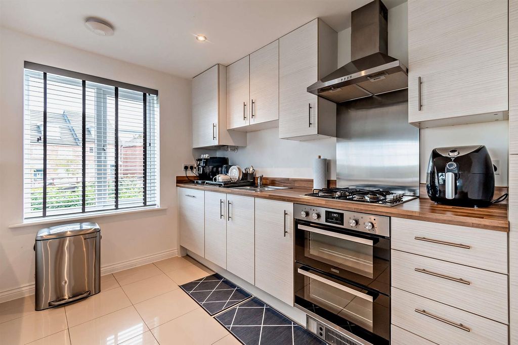 Property photo 3 of 22 8668343-Interior16-800.Jpg