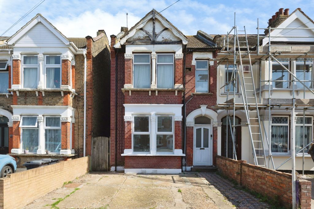 Property photo 2 of 20 Driveway