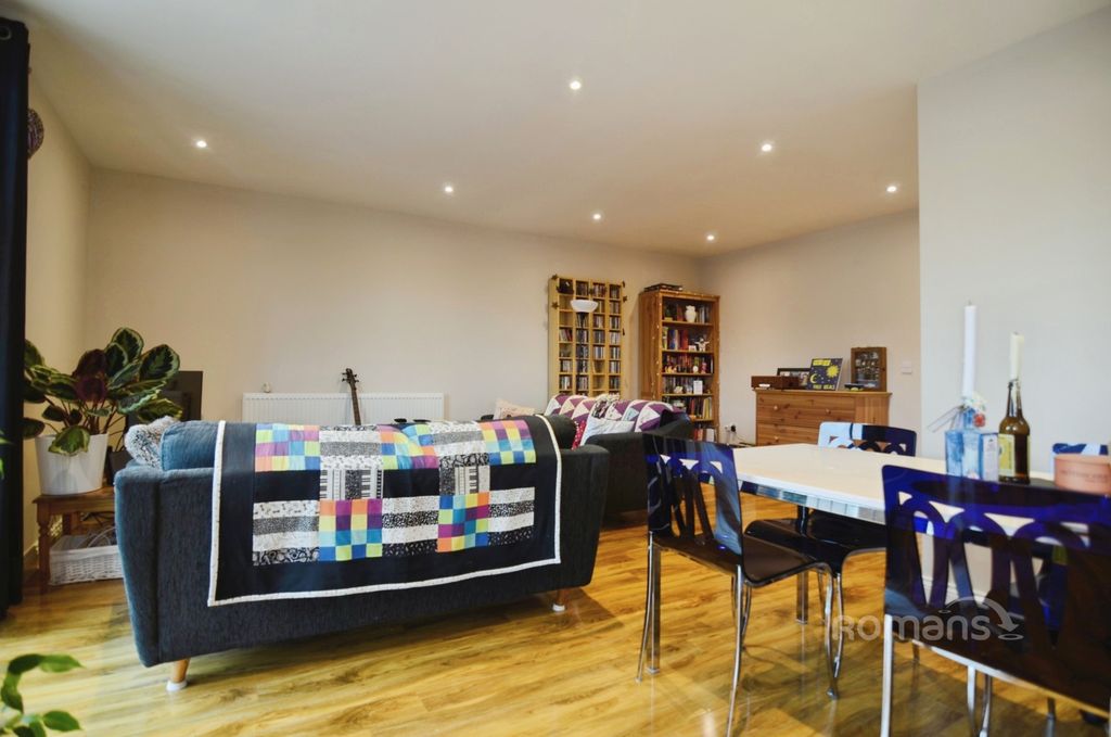 Property photo 3 of 8 Pbox-Img.Jpg