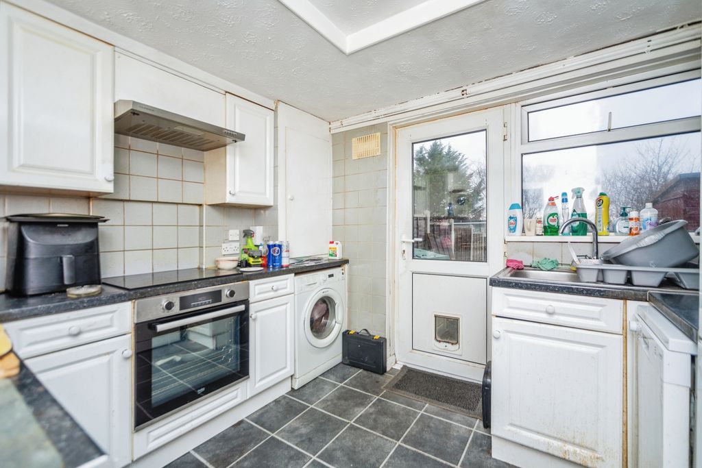 Property photo 3 of 17 Kitchen