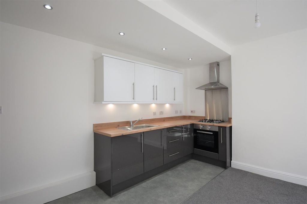 Property photo 3 of 9 Living Kitchen