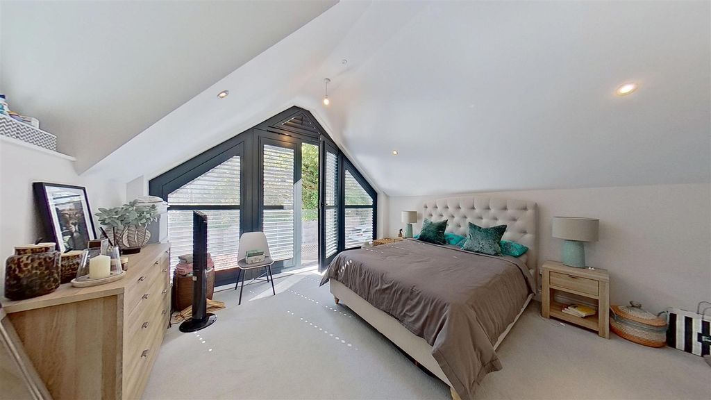 Property photo 1 of 16 Glass-Place-Surbiton-Kt6-08062026_195402.Jpg
