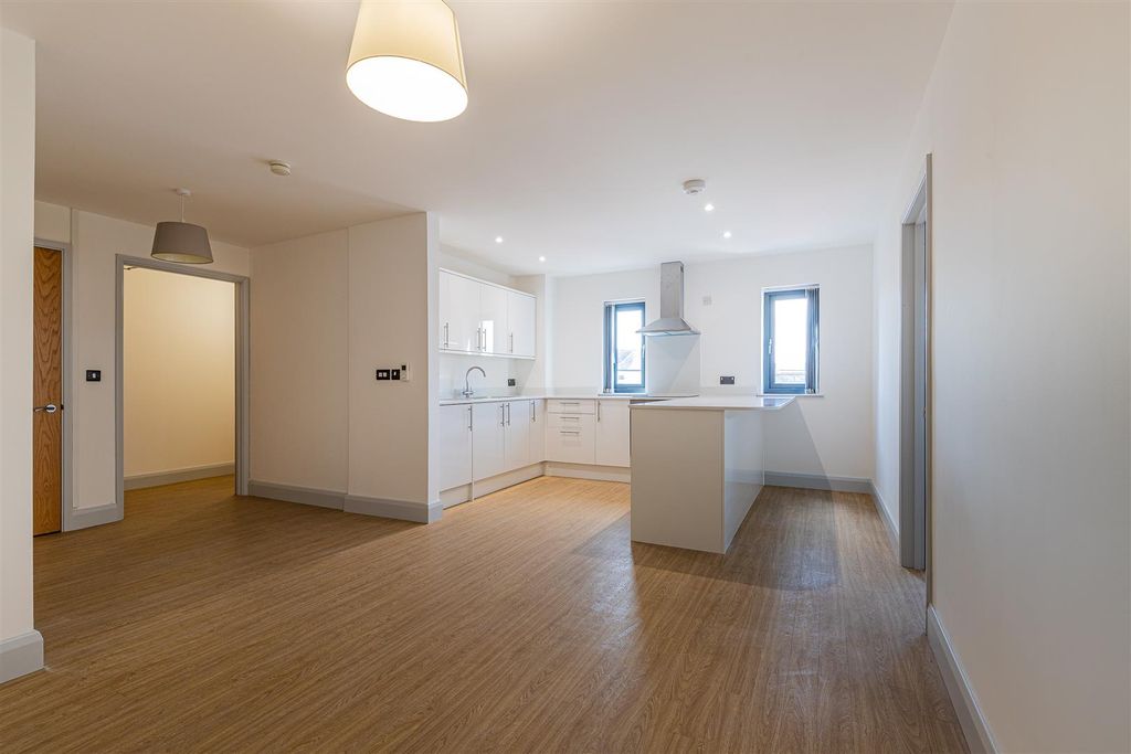 Property photo 2 of 12 10 Victoria Park Court-6.Jpg