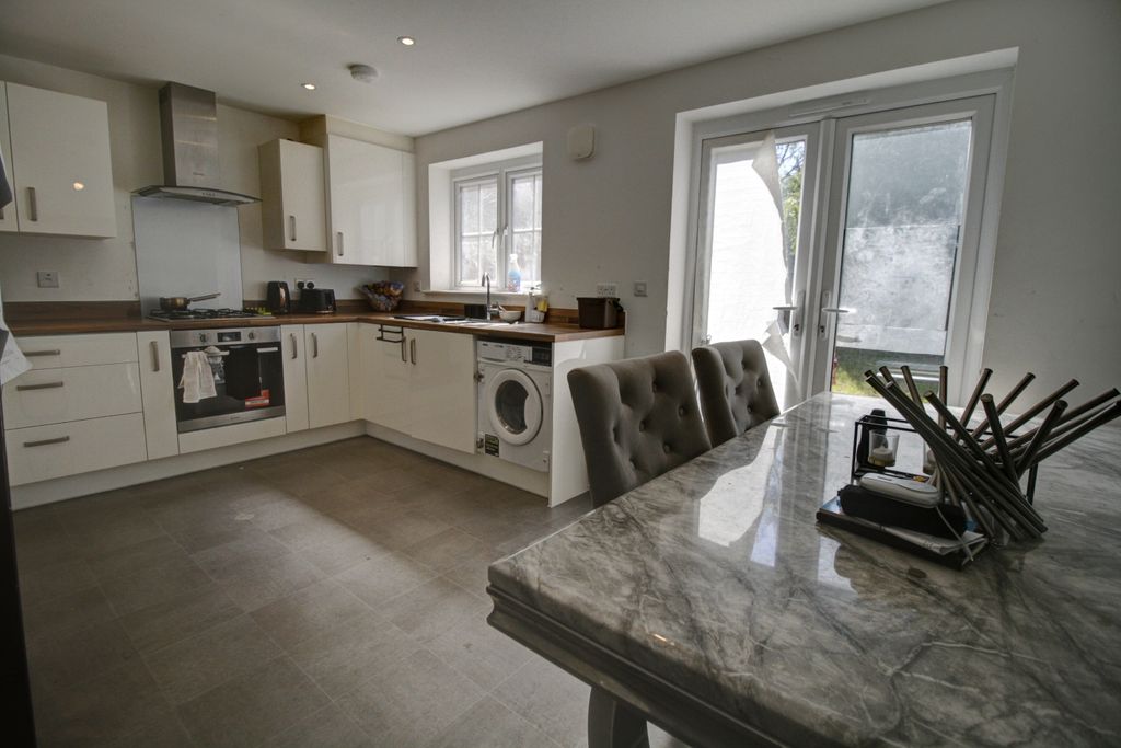 Property photo 3 of 13 11Tr7