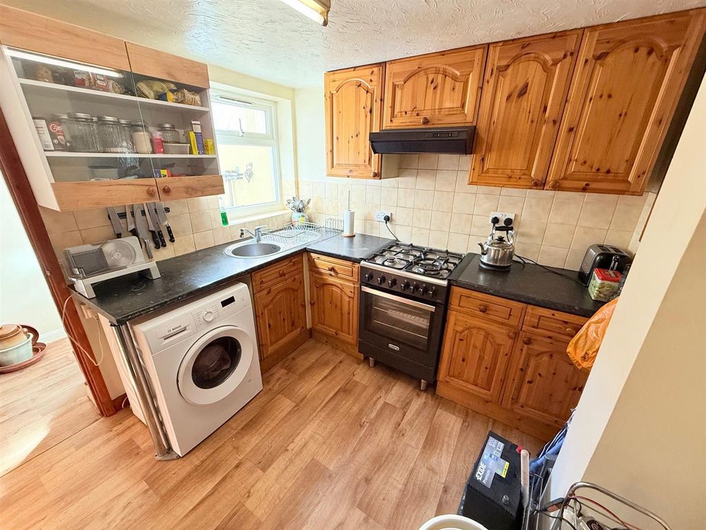 Property photo 3 of 11 Kitchen