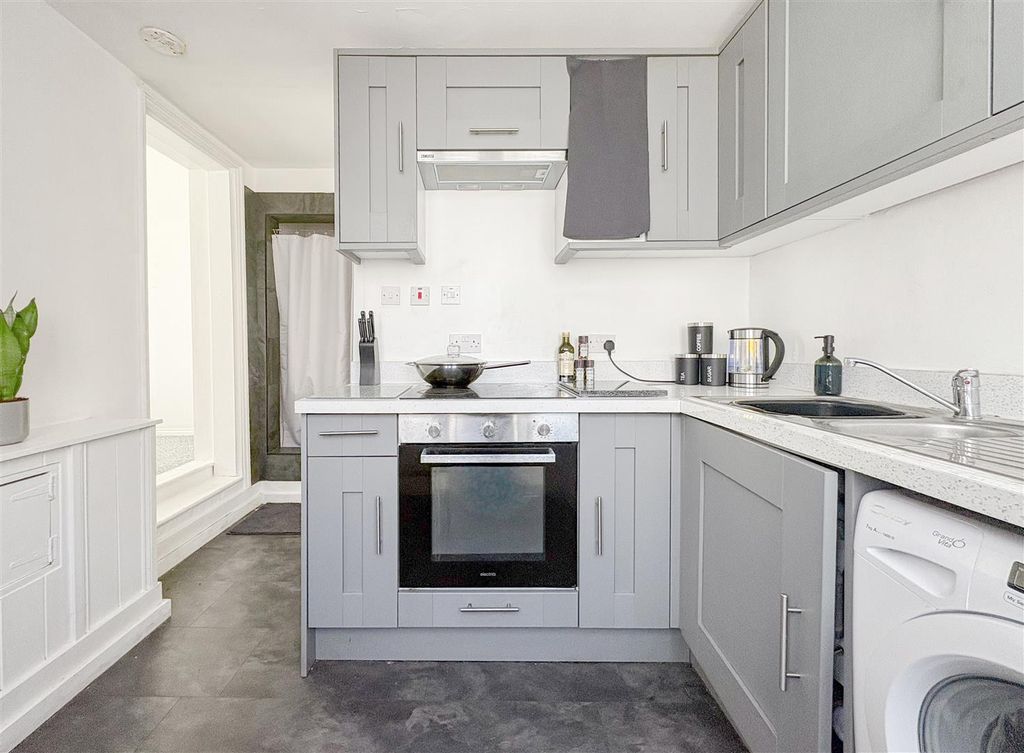 Property photo 3 of 15 Kitchen