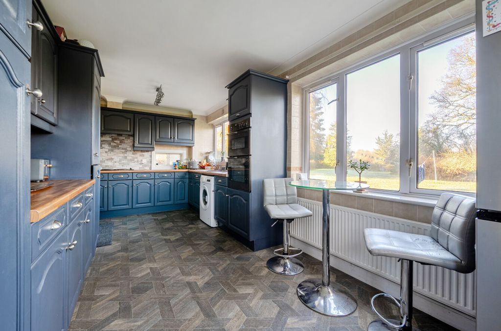 Property photo 3 of 23 1396053-20-696772...