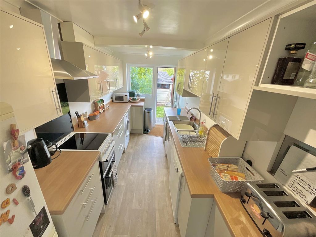 Property photo 2 of 10 Kitchen
