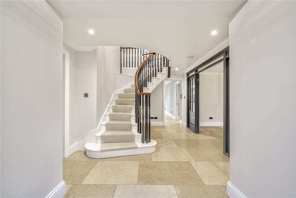 Property photo 3 of 68 Entrance Hall