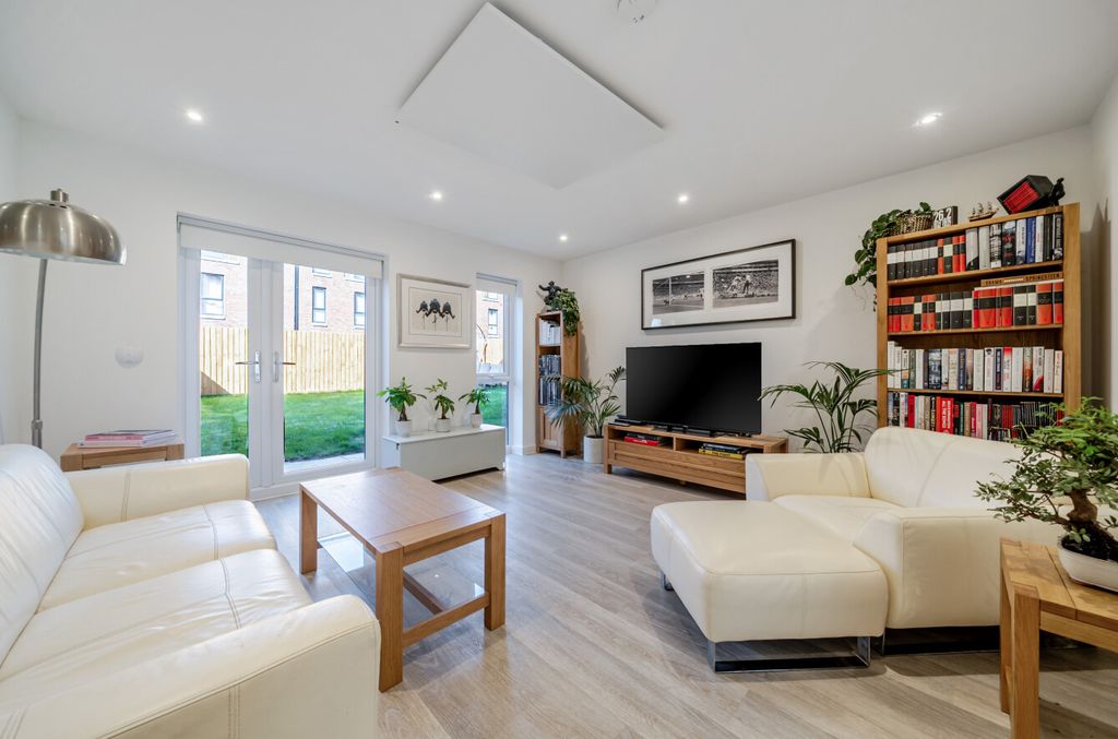 Property photo 2 of 16 1447805-18-69E894...