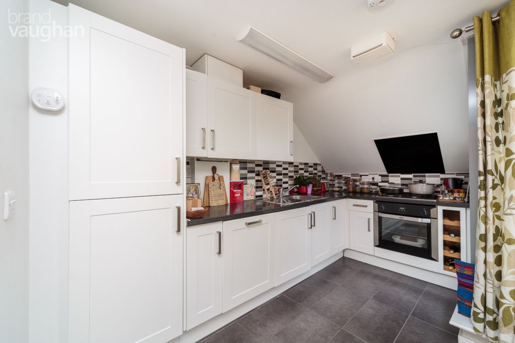 Property photo 3 of 9 Kitchen