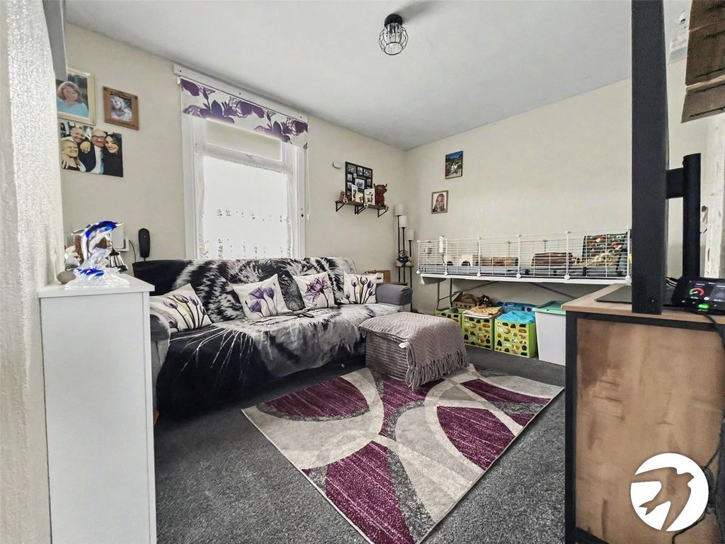 Property photo 1 of 12 Lounge