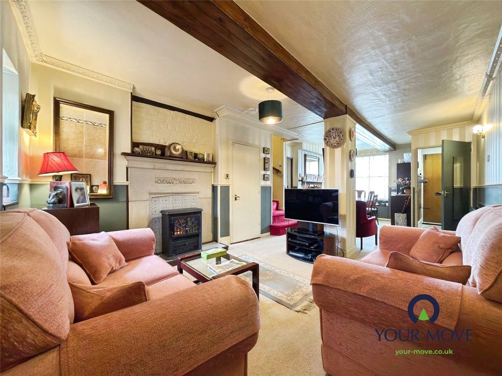 Property photo 3 of 18 Lounge