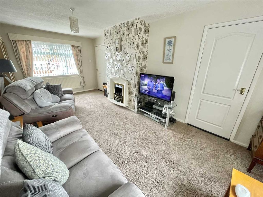 Property photo 3 of 11 Lounge