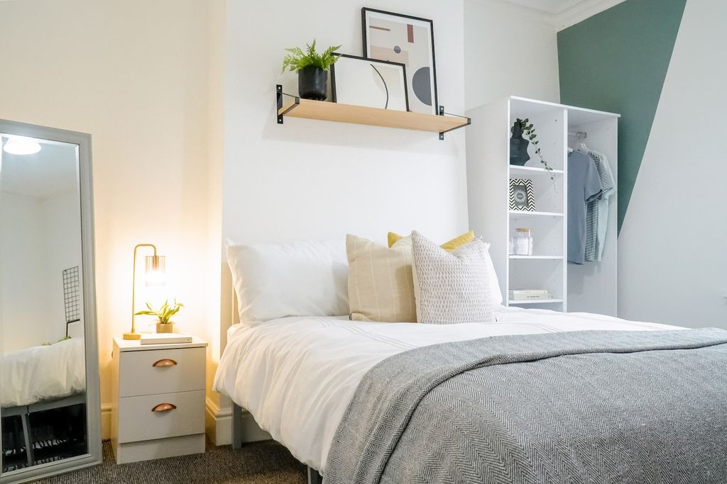 Property photo 1 of 8 A Bright And Inviting Double Bedroom Featuring Sty...
