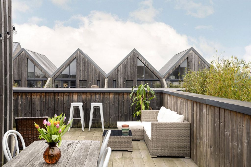 Property photo 2 of 14 Tryon Crescent, E9