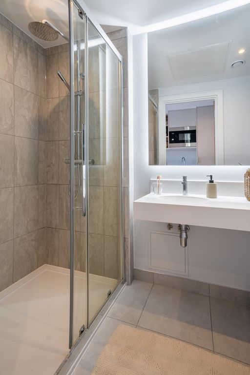 Property photo 3 of 21 Bathroom