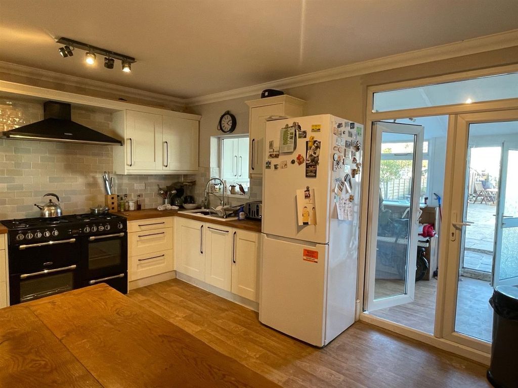 Property photo 3 of 19 Kitchen