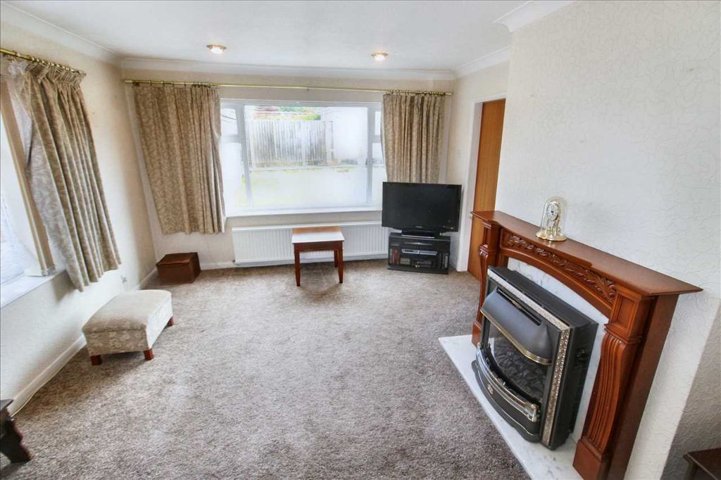 Property photo 3 of 13 Lounge