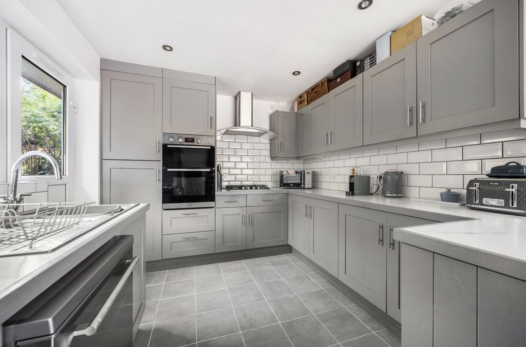 Property photo 2 of 17 1312697-20-685Adf...