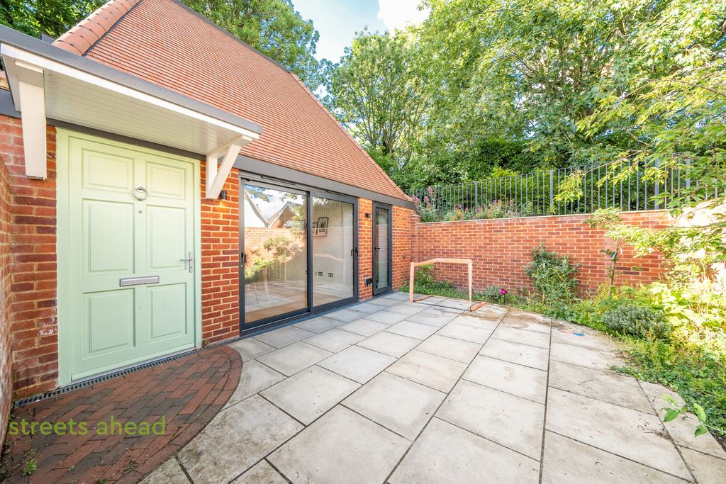Property photo 2 of 20 93Dd0317-22ce-4Fe...