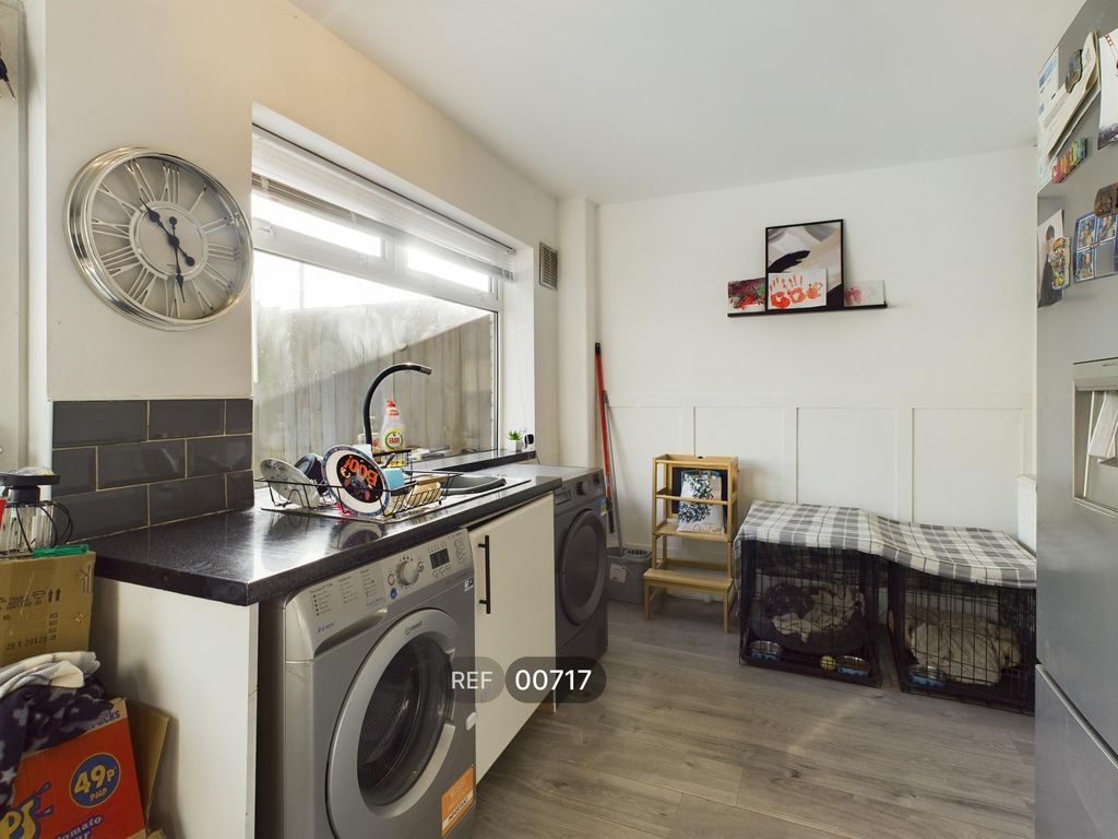 Property photo 3 of 23 Kitchen
