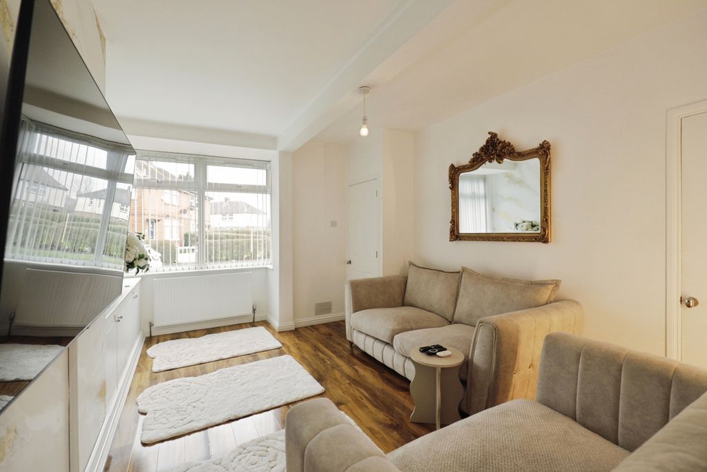 Property photo 2 of 18 Lounge