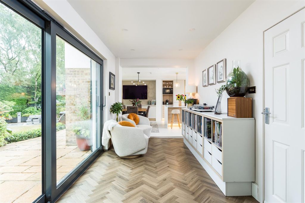 Property photo 3 of 33 9 Parklands Crescent-14.Jpg