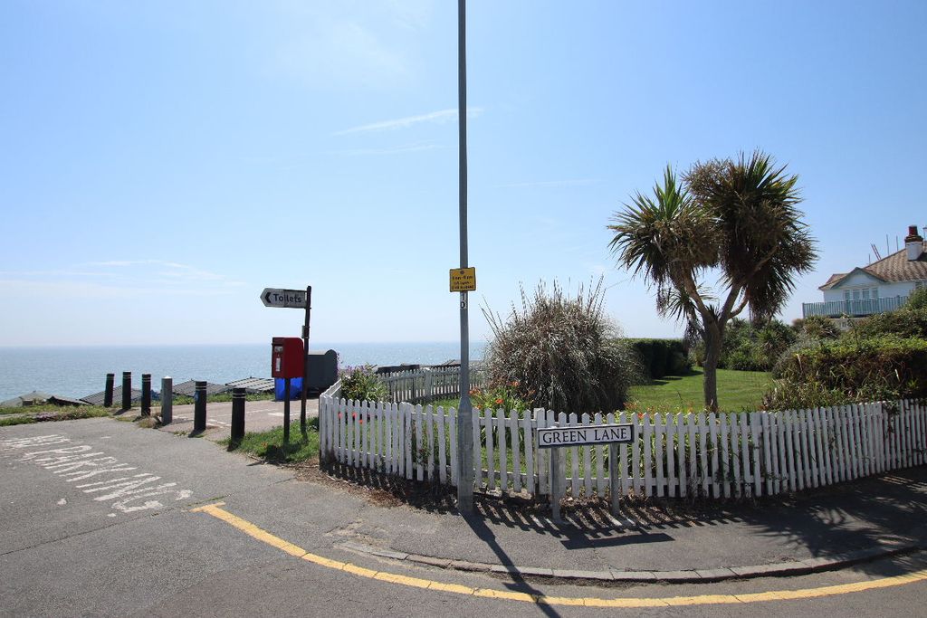Property photo 1 of 36 Green Lane, Walton On The Naze