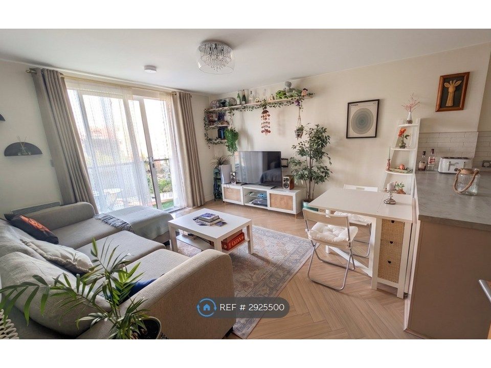 Property photo 1 of 7 Living Room