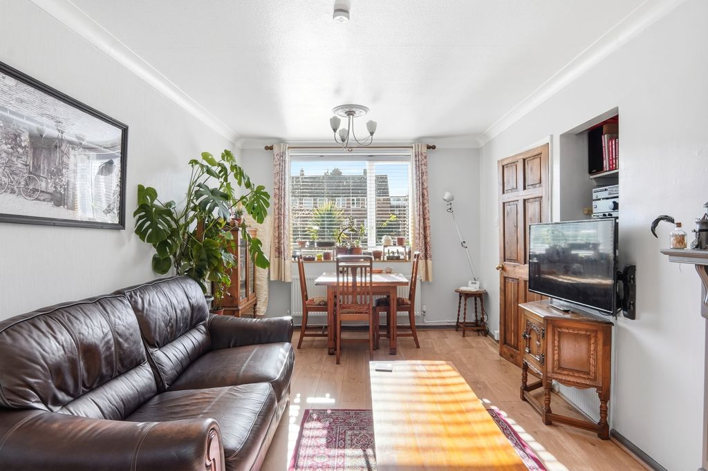 Property photo 3 of 15 Waltonplace018