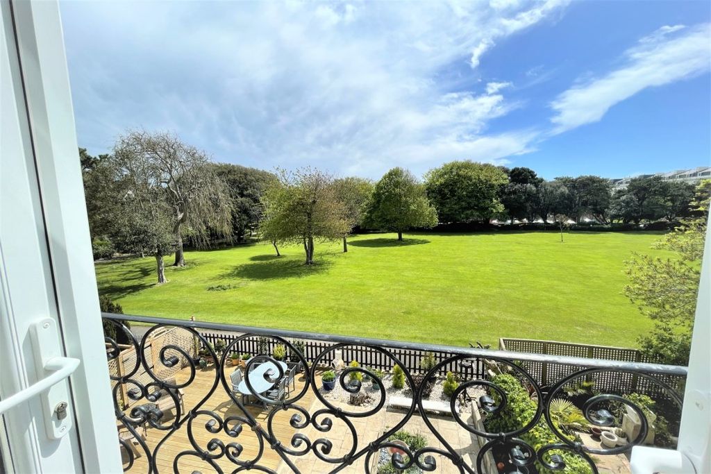 Property photo 2 of 10 Balcony