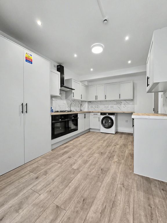 Property photo 3 of 4 Whippendell - Ground Floor Communal Kitchen