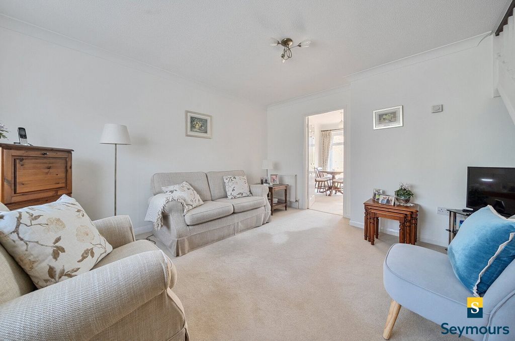 Property photo 2 of 17 Living Room