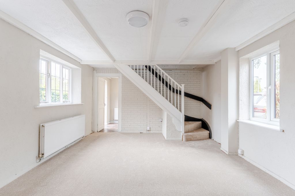 Property photo 2 of 10 76 Oaktree Crescent-7