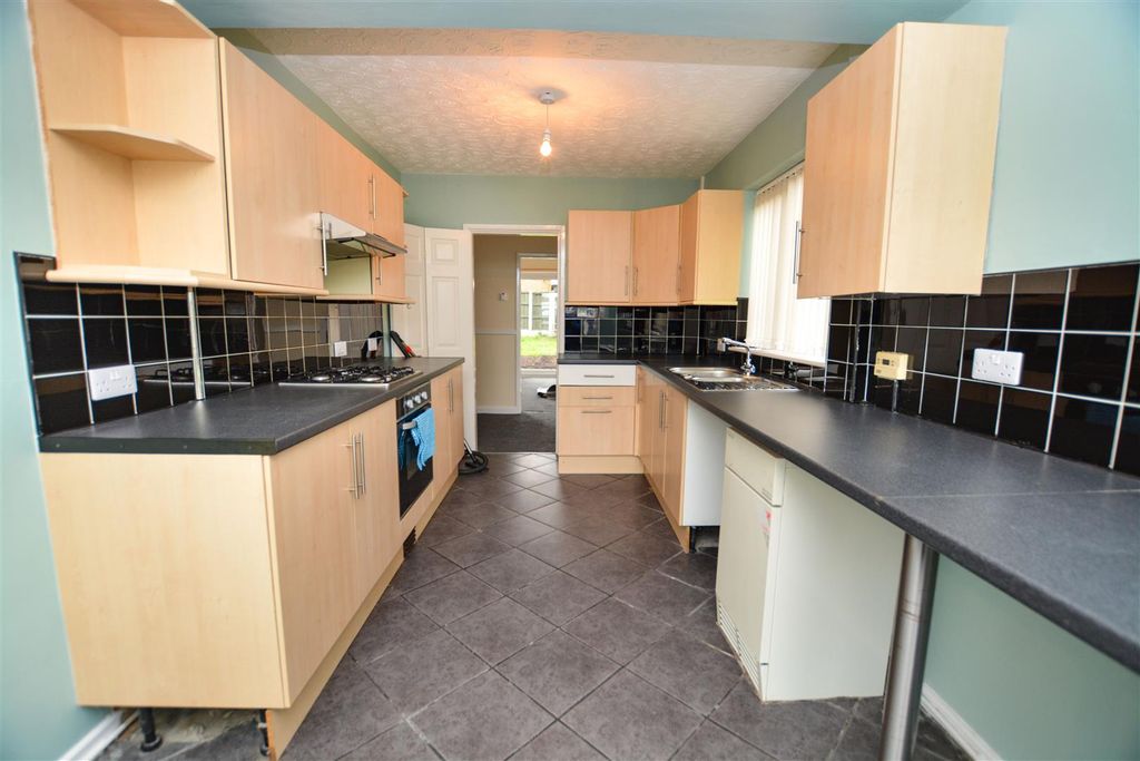 Property photo 3 of 12 Kitchen