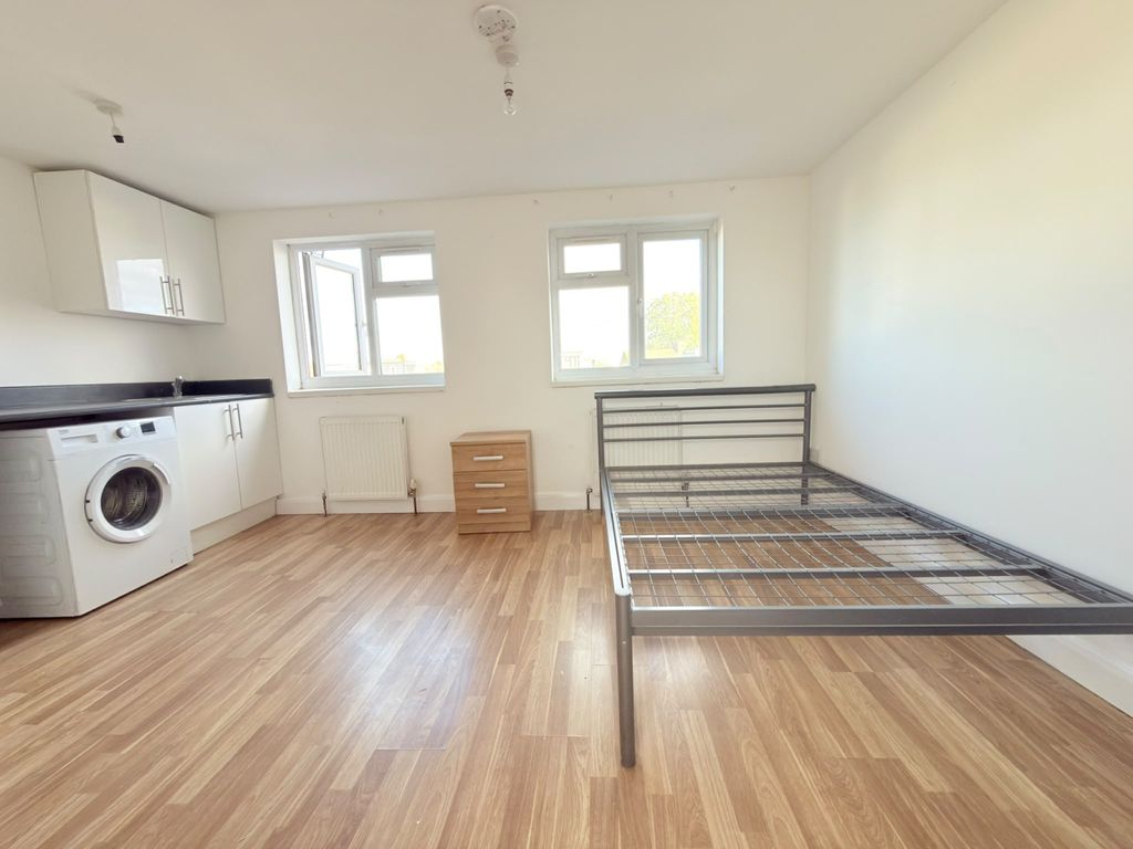 Property photo 1 of 12 Self Contained Studios Close To Romford Station- £1200 Pcm