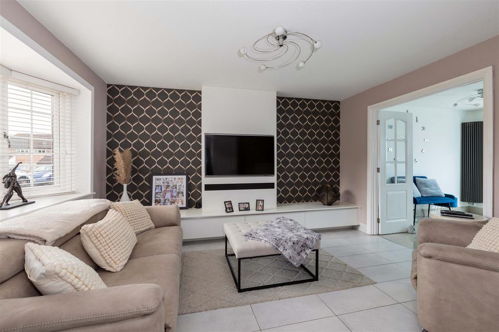 Property photo 2 of 17 35 Dunster Gardens-8.Jpg