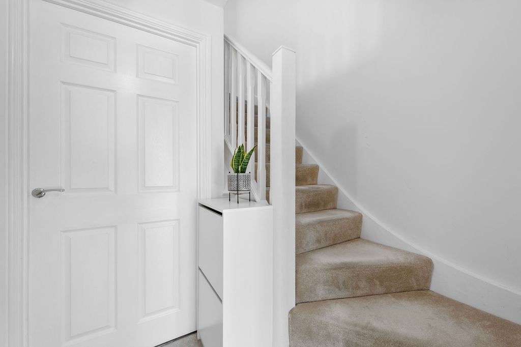 Property photo 2 of 32