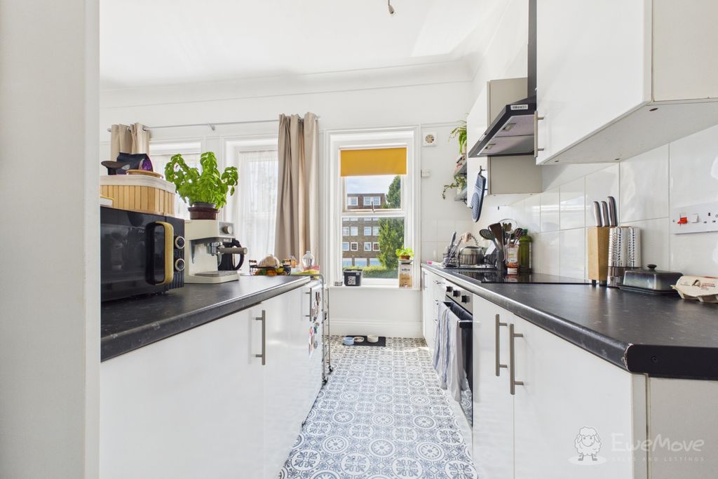 Property photo 3 of 11 Kitchen