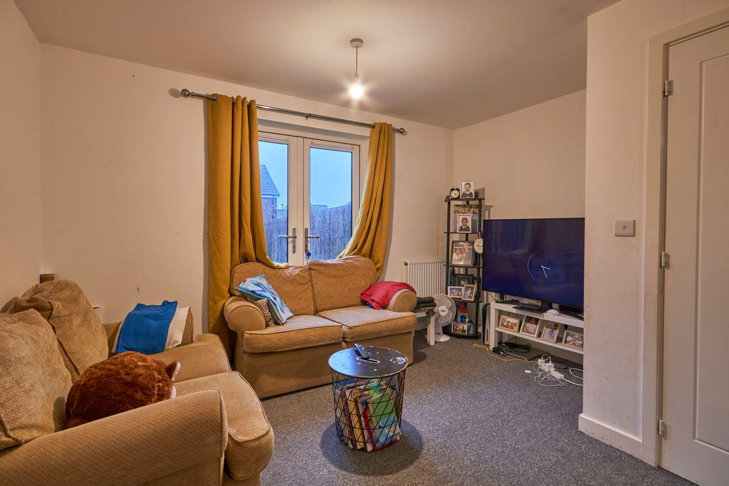 Property photo 3 of 10 Living Space