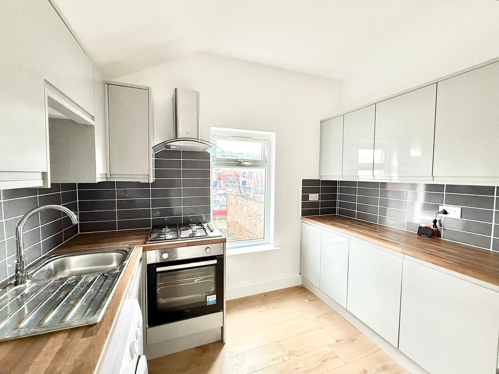 Property photo 3 of 9 Kitchen